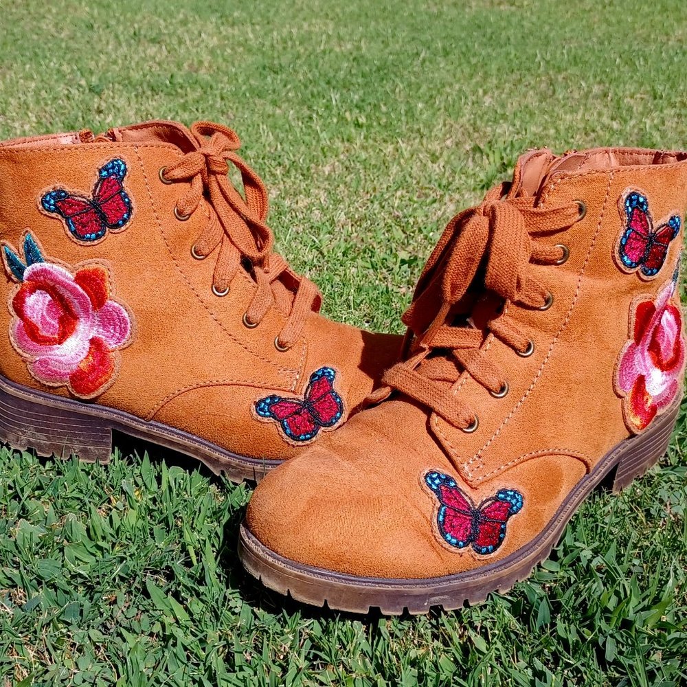 Girl's boots, size 1